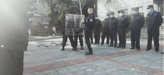 “內(nèi)強素質(zhì)、外塑形象”—潤州保安組織中醫(yī)院隊員進行日常隊列訓(xùn)練