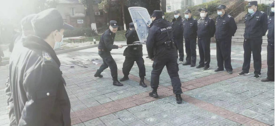 “內(nèi)強素質(zhì)、外塑形象”—潤州保安組織中醫(yī)院隊員進行日常隊列訓(xùn)練
