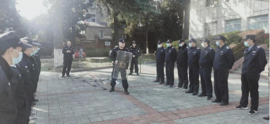 “內(nèi)強素質(zhì)、外塑形象”—潤州保安組織中醫(yī)院隊員進行日常隊列訓(xùn)練