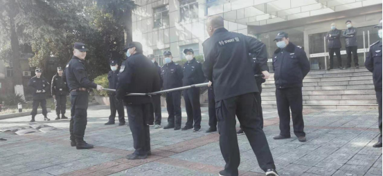 “內(nèi)強素質(zhì)、外塑形象”—潤州保安組織中醫(yī)院隊員進行日常隊列訓(xùn)練