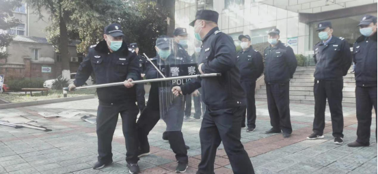 “內(nèi)強素質(zhì)、外塑形象”—潤州保安組織中醫(yī)院隊員進行日常隊列訓(xùn)練