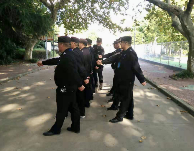 牢固樹立安全意識(shí) 筑牢校園安全防線--潤(rùn)州保安公司組織江蘇科技大學(xué)全體保安隊(duì)員進(jìn)行日常隊(duì)列訓(xùn)練