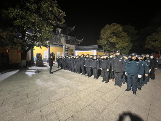 佛音陣陣辭舊歲，撞鐘起航迎新年