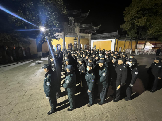 佛音陣陣辭舊歲，撞鐘起航迎新年